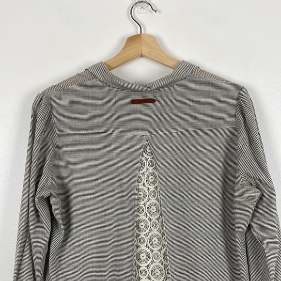 Birds of Paradise Trovata lace back pinstriped 1/2 button long sleeve top Size M - Picture 7 of 8